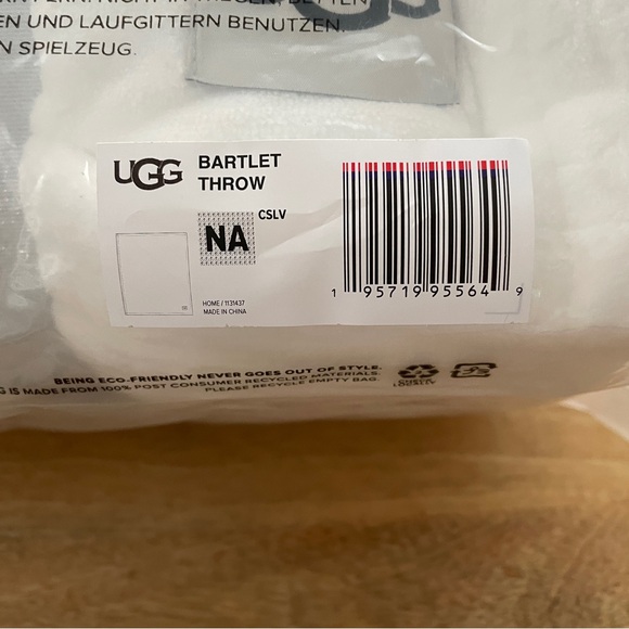 UGG Snow White Cozy Throw Blanket - Picture 4 of 5